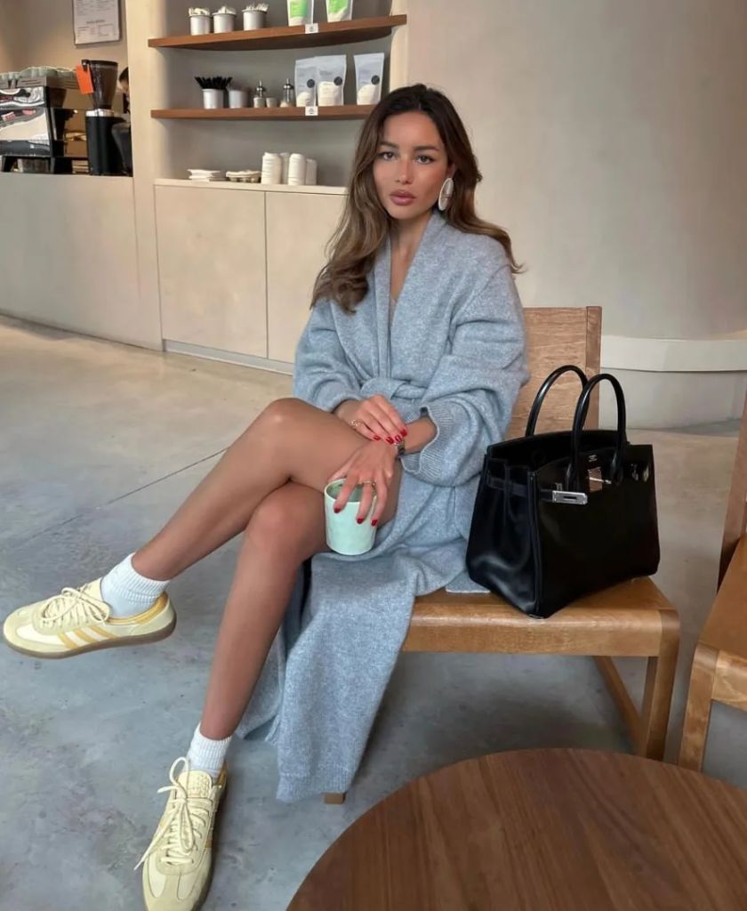 Oversized grey knit cardigan with sneakers