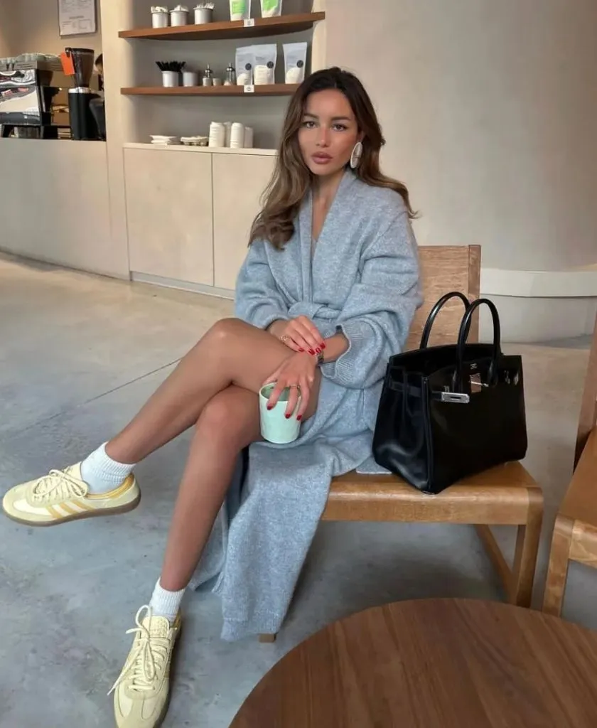Oversized grey knit cardigan with sneakers