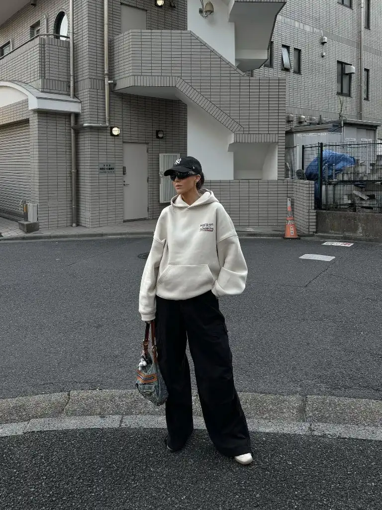 Oversized hoodie street style in Japan