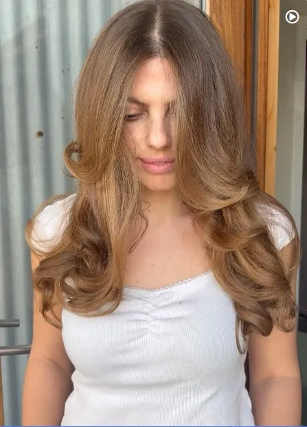 Fall Medium Haircuts 2026 Warm Honey Balayage with Vintage-Inspired Curled Ends
