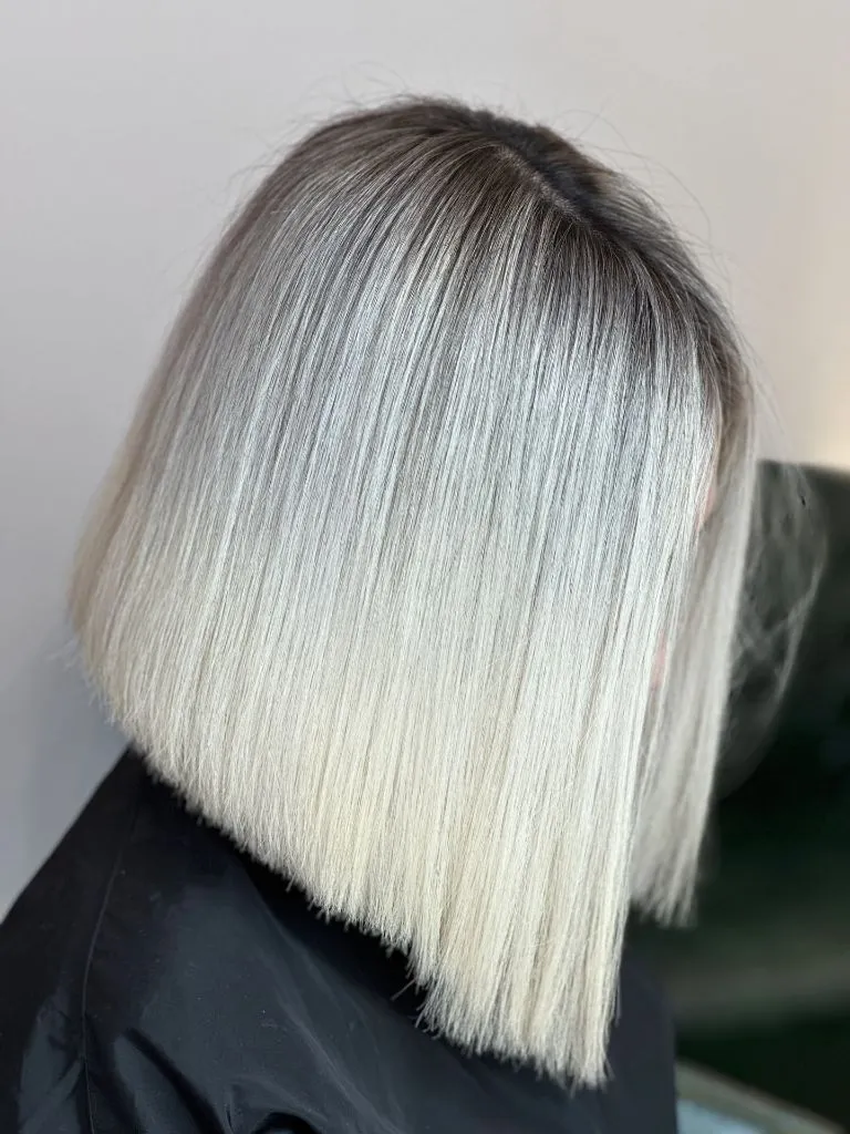 Fall Hair Colour Ideas 2026 Crisp Icy Platinum Bob With Dark Shadow Root