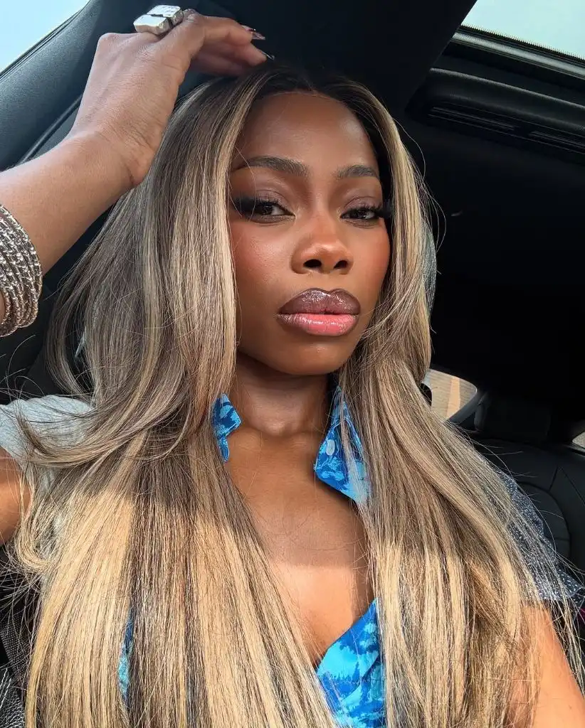 Fall Hair Colors for Black Women 2026 Blonde Highlights With Warm Bronze Dimension on Deep Brown Skin