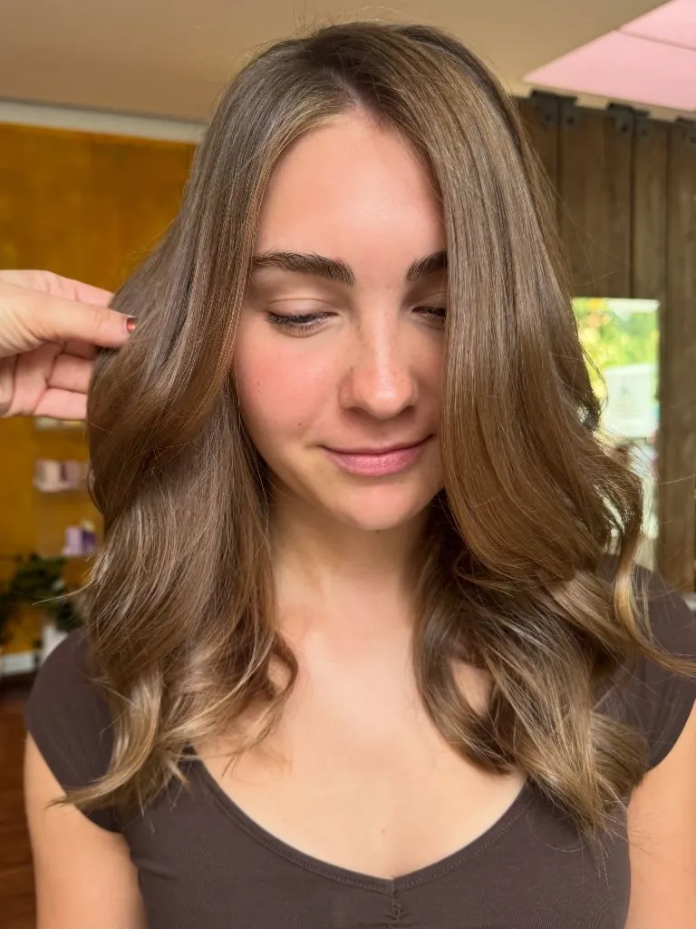 Fall Hairstyles 2026 Soft Honey Bronde Waves With Natural Dimension