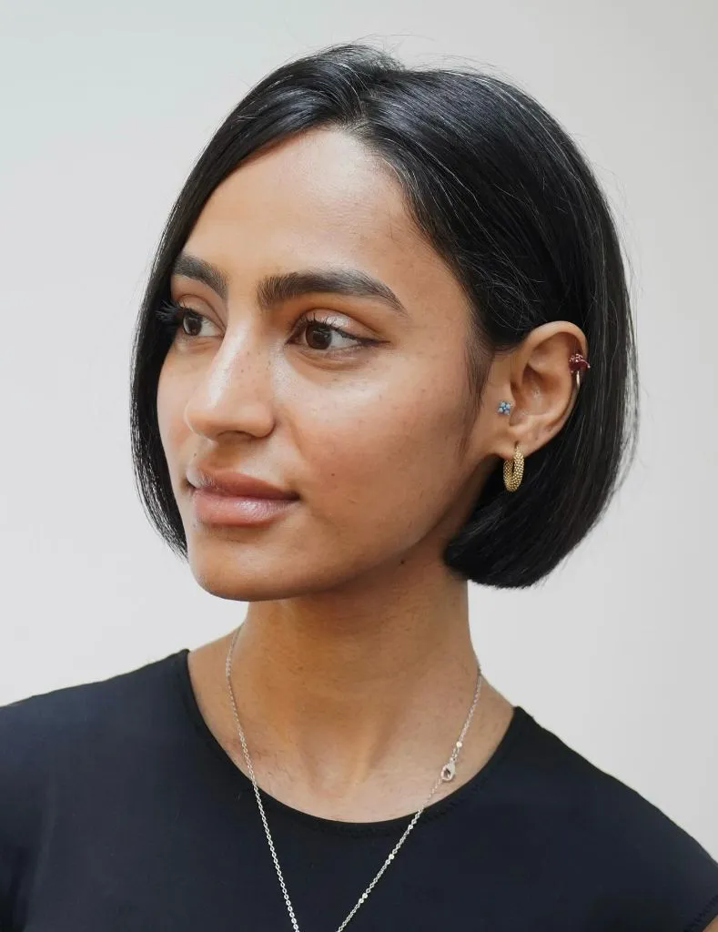 Fall hairstyles for short hair 2026 Sleek Chin-Length Bob with Middle Part