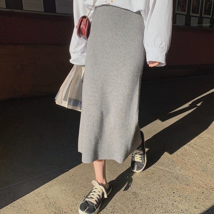 Light grey knit midi skirt with white oversized sweatshirt and sneakers