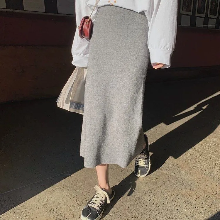 Light grey knit midi skirt with white oversized sweatshirt and sneakers