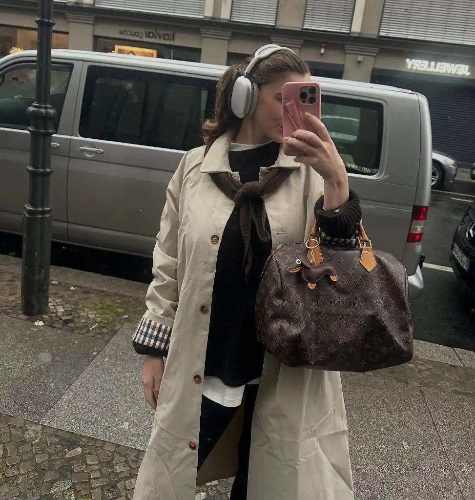 Street style selfie with trench coat and Louis Vuitton bag