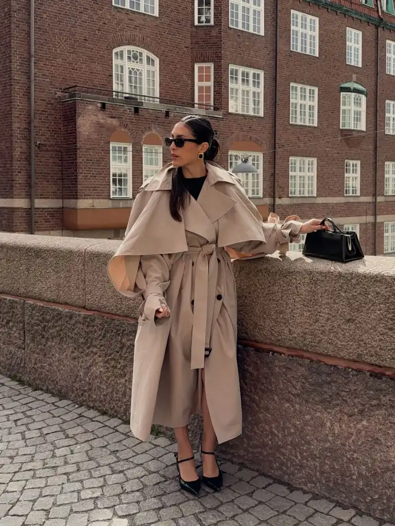 Fall professional outfit beige trench coat black heels black bag European city