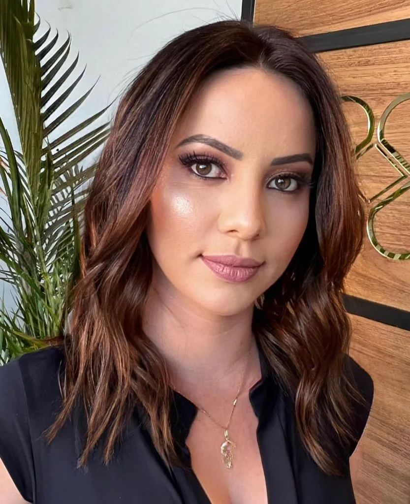 Fall Brunette Hair Colour 2026 Warm Copper-Toned Brunette With Medium-Length Waves