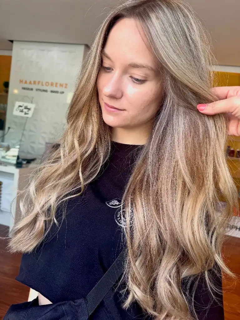 Fall Hairstyles 2026 Sandy Blonde Waves With Warm Sun-Faded Dimension