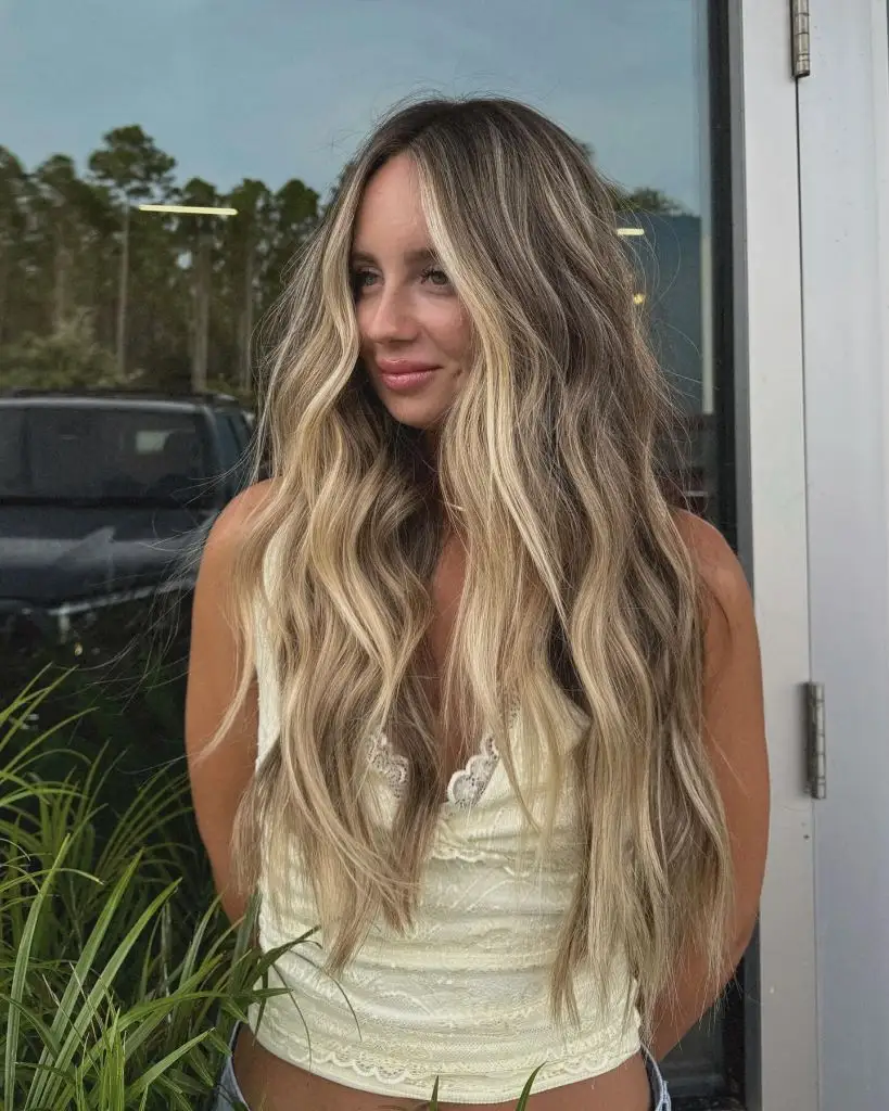 Fall Hairstyles for Long Hair 2026 Sunkissed Honey Blonde Beach Waves With Natural Root Depth