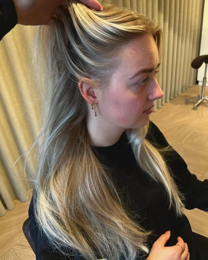 Fall Haircuts for Women 2026 Champagne Blonde with Silver-Toned Pieces and Youthful Movement