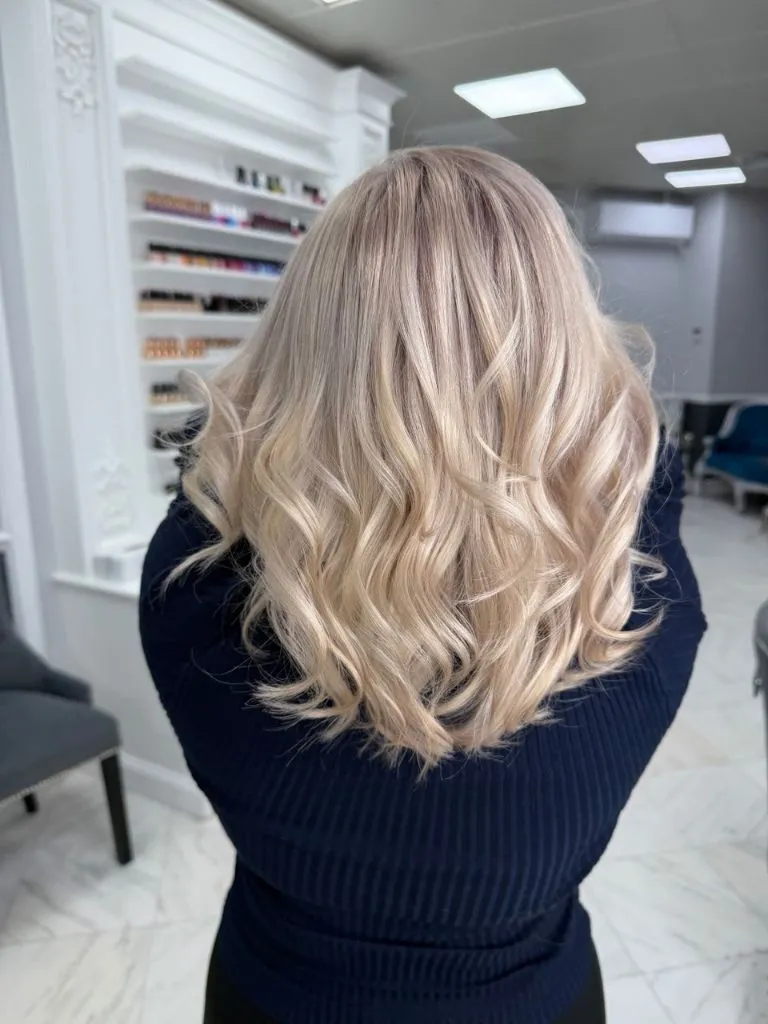 Fall Blonde Hair Colour 2026 Soft Pearl Champagne With Medium-Length Bouncy Waves