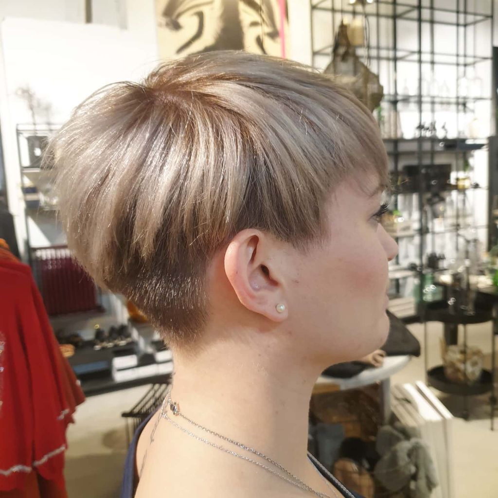 Fall Short Haircuts 2026 Voluminous Mushroom Blonde Bowl Cut with Tapered Nape