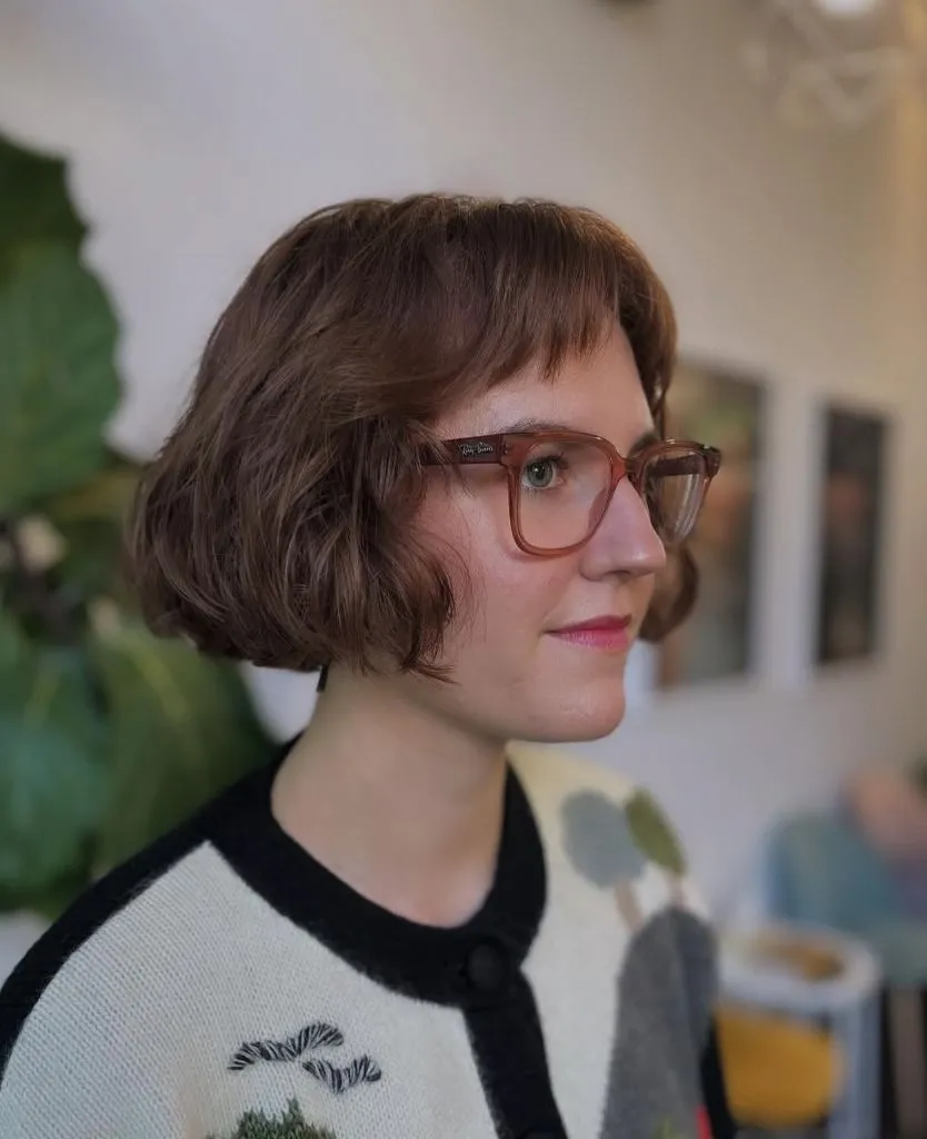 Bobbed Haircut for Women Vintage Wavy Bob with Retro Finger-Wave Texture