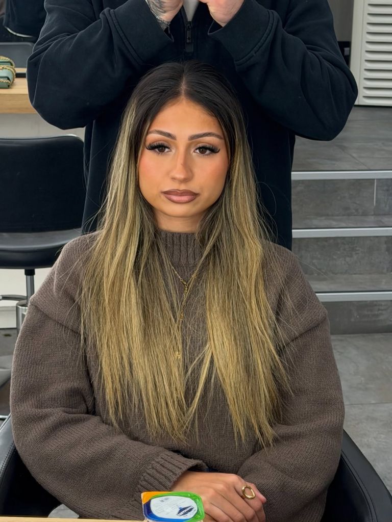 Fall Medium Haircuts 2026 Dark Root Blonde with Beachy Length and Lived-In Grow-Out