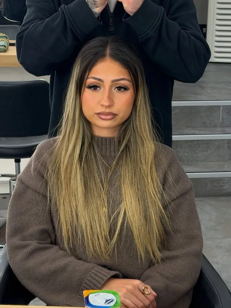 Fall Medium Haircuts 2026 Dark Root Blonde with Beachy Length and Lived-In Grow-Out