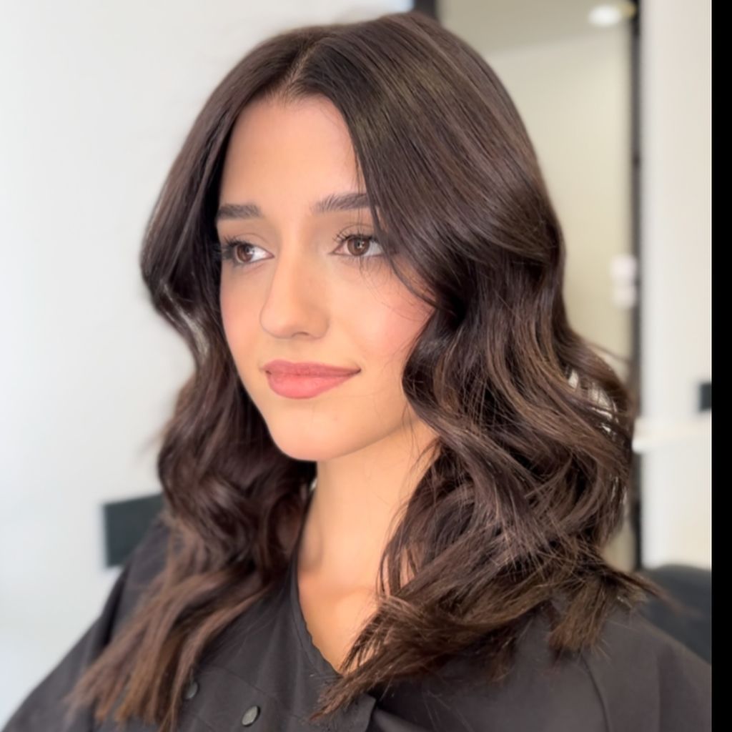 Fall Medium Haircuts 2026 Soft Brunette Waves with a Romantic Side-Swept Finish