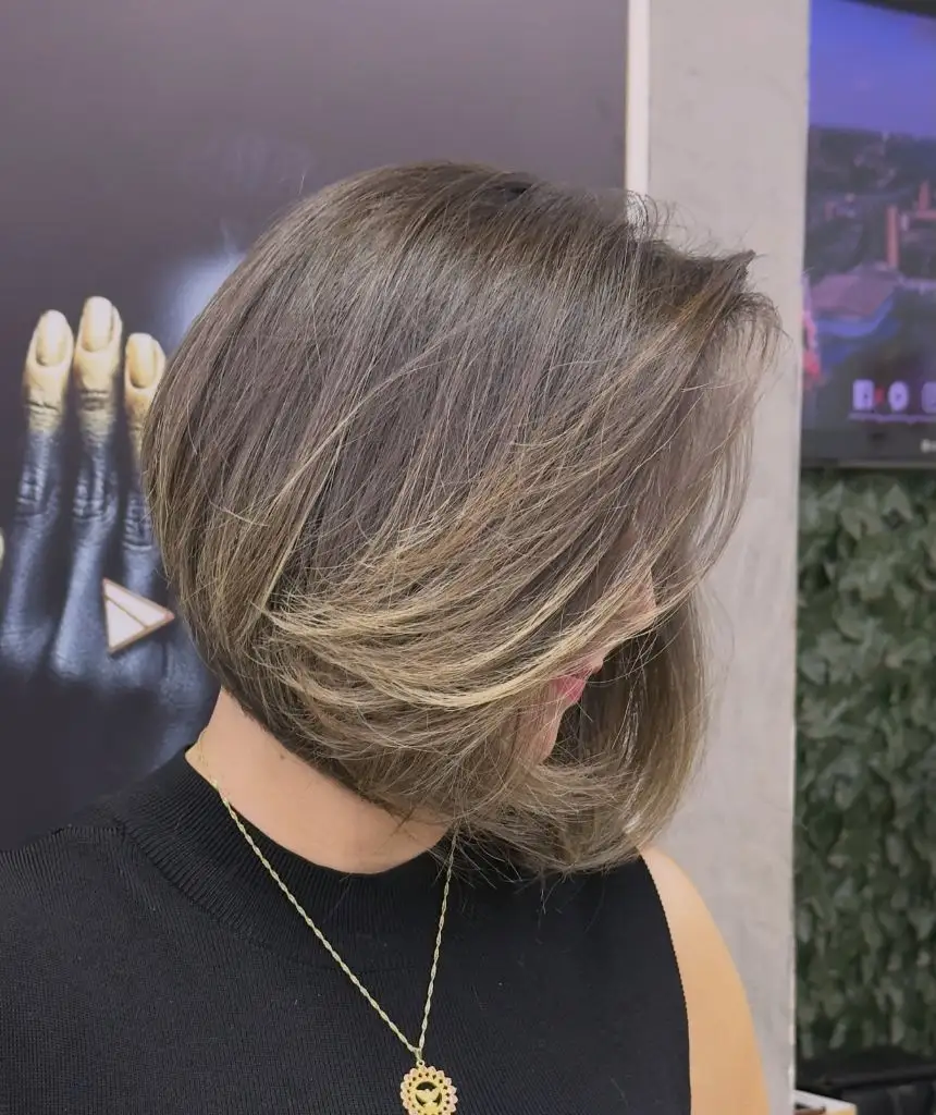 Fall hairstyles for short hair 2026 Layered Bob with Caramel Highlights and Soft Flip