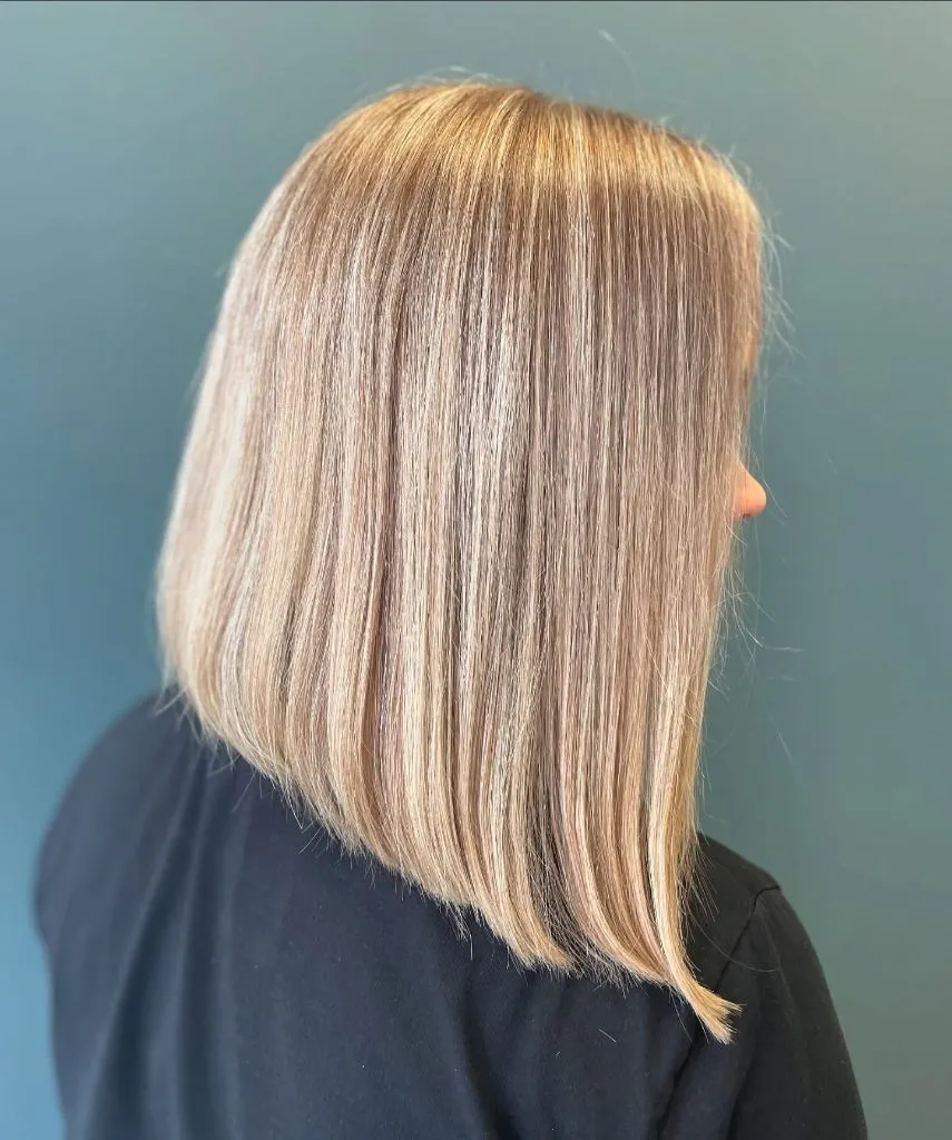 Bobbed Haircut for Women Polished Blonde Lob with Seamless Highlights and Blunt Ends