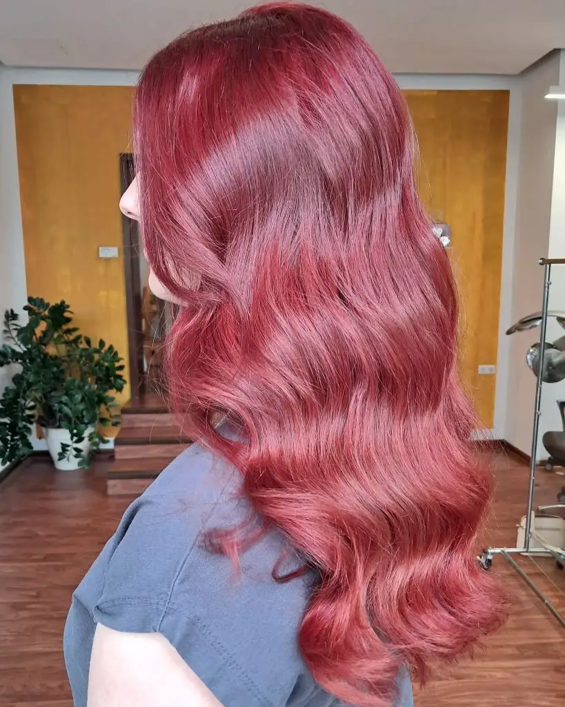 Fall Hairstyles 2026 Bold Crimson Waves With High-Shine Depth