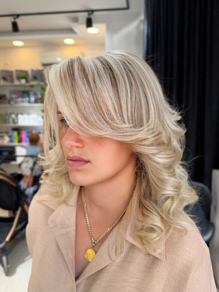 Fall Blonde Hair Colour 2026 Icy Platinum Layers With Voluminous Bouncy Blowout