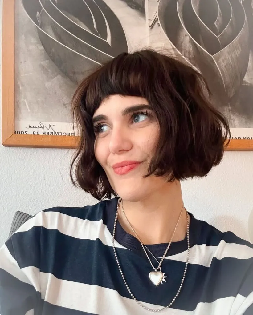 Bobbed Haircut for Women Short Wavy Dark Bob with Soft Curtain Bangs