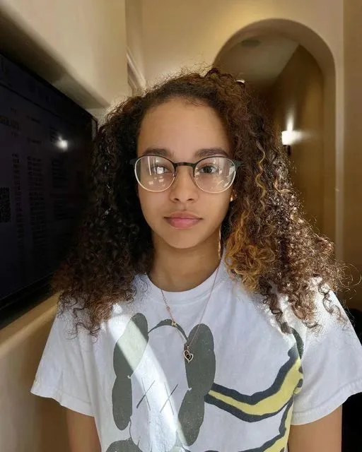 Fall Hair Colors for Black Women 2026 Natural Curly Hair in Warm Brown With Golden Highlights
