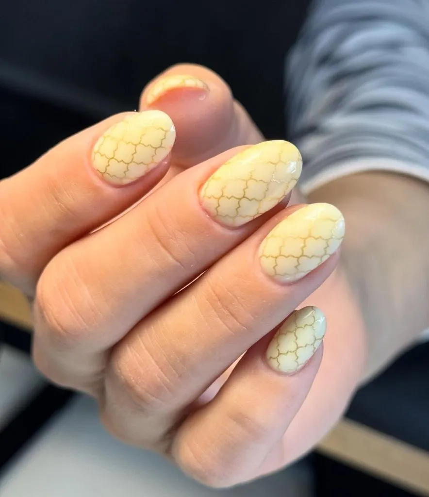 Fall Nail Inspiration 2026 Yellow Quatrefoil Pattern Oval Nails