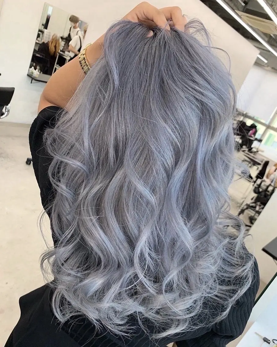 Long wavy hair in lavender-tinted gray blending