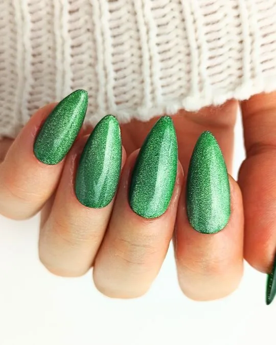 Almond nails in emerald green velvet magnetic shimmer