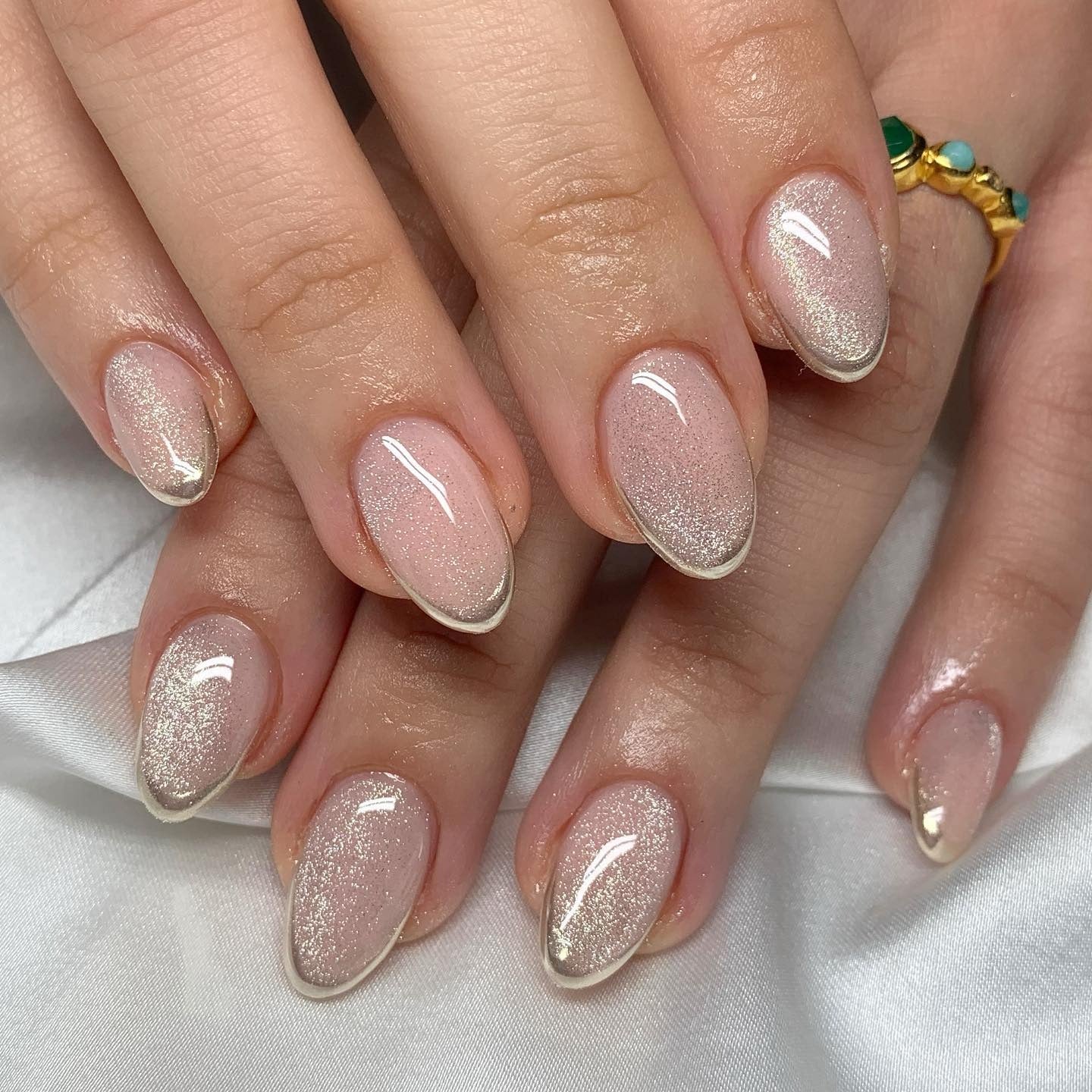 Champagne With Fine Gold Line: champagne pearl outlined in a fine gold rim on oval nails