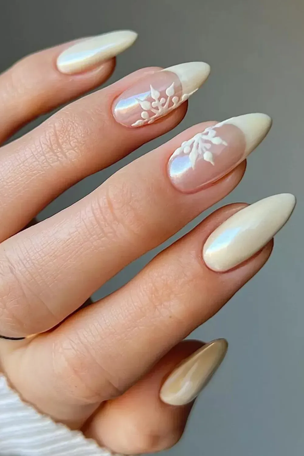 Pearl Glitter: frosted pearl shimmer on almond nails