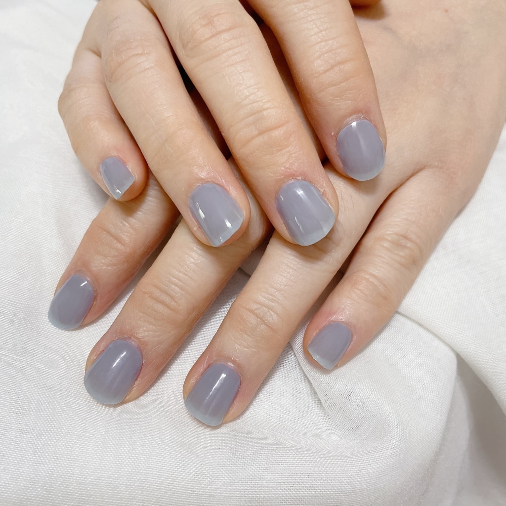 Short nails in soft lavender grey glossy polish