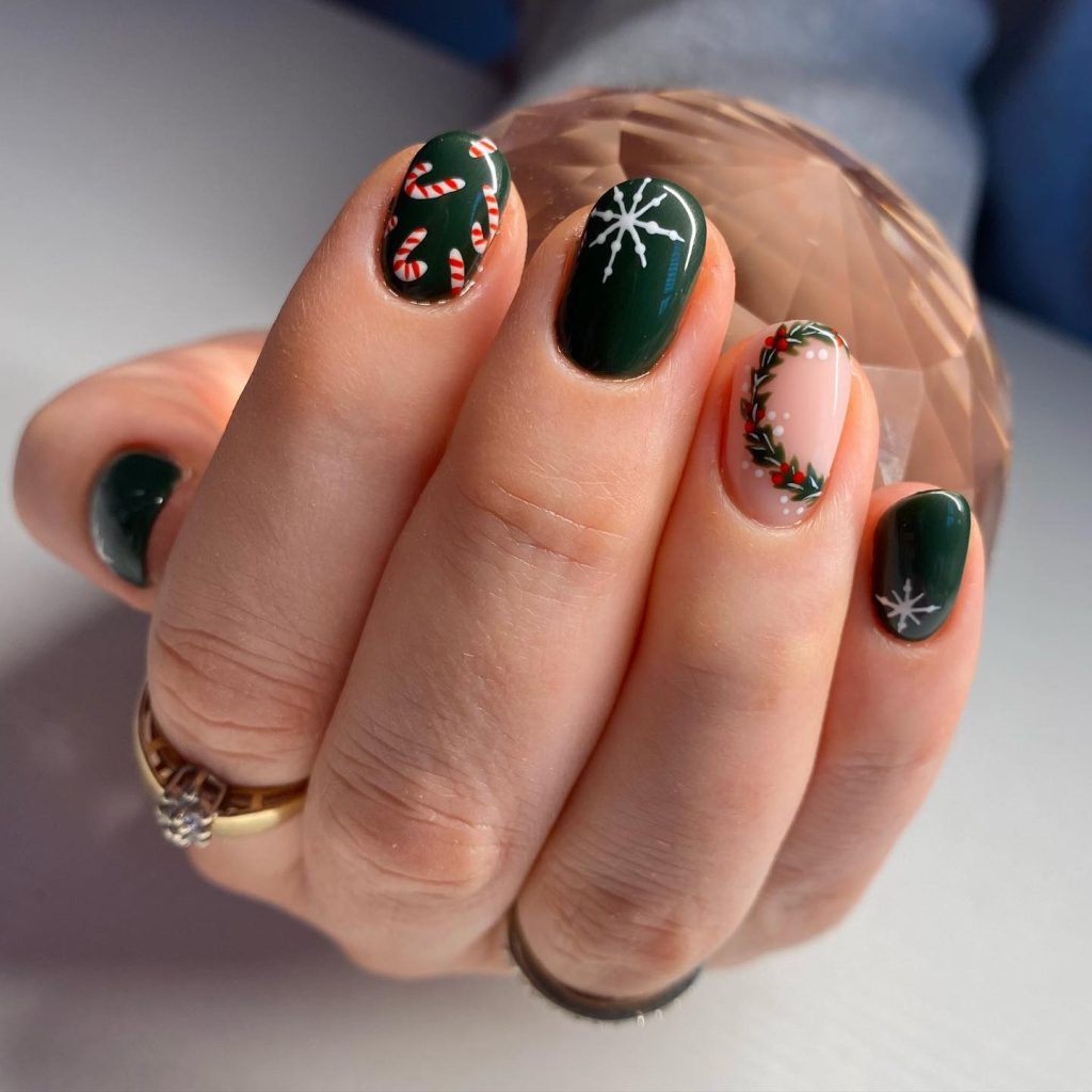Green Christmas nails with wreath art