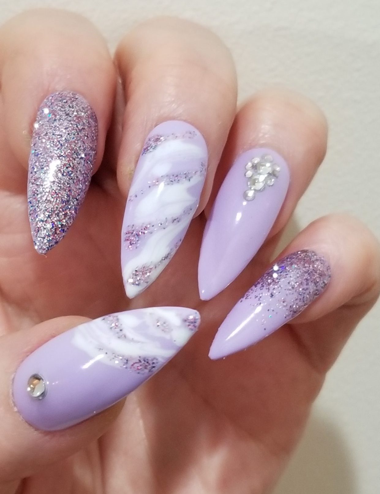 Marble design press-on nails decorated with rhinestones