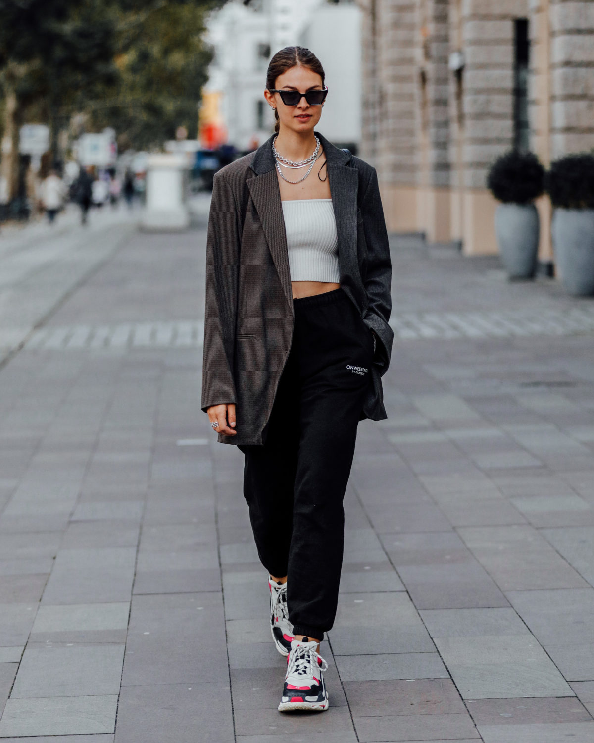 Woman pairing an oversized blazer with joggers and sneakers