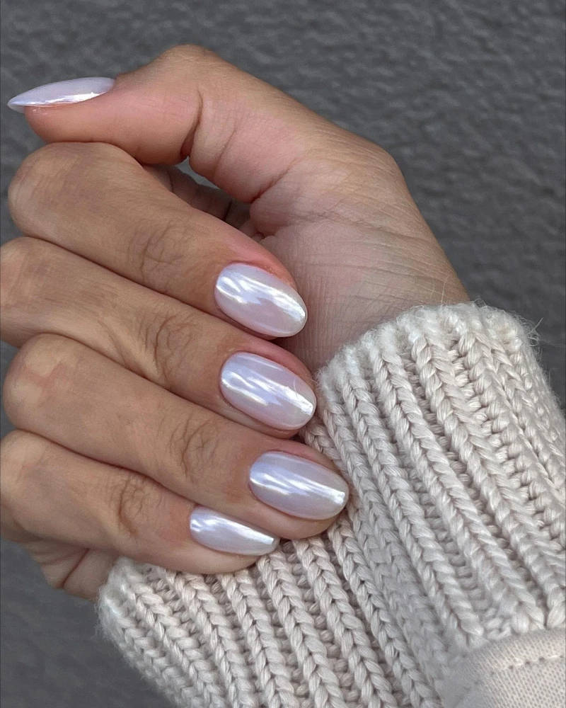 Short almond nails in pearlescent white chrome finish