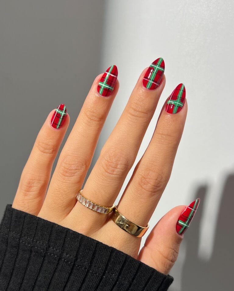 Red plaid Christmas nail art