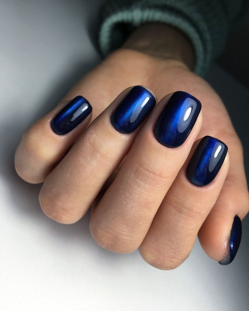 Short square navy nails with magnetic cat-eye effect
