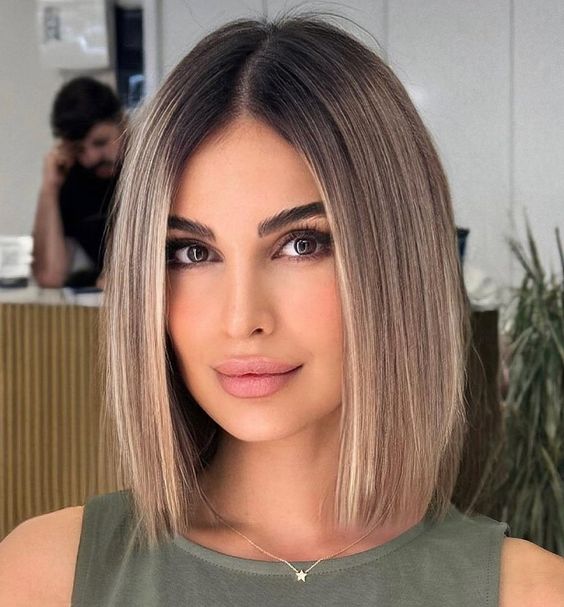 Shoulder-length straight lob with blunt ends and a center part