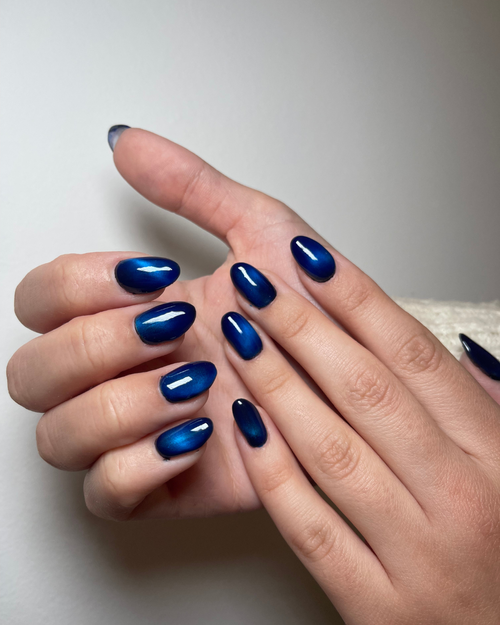 Dusty blue velvet cat-eye magnetic nails on almond nails