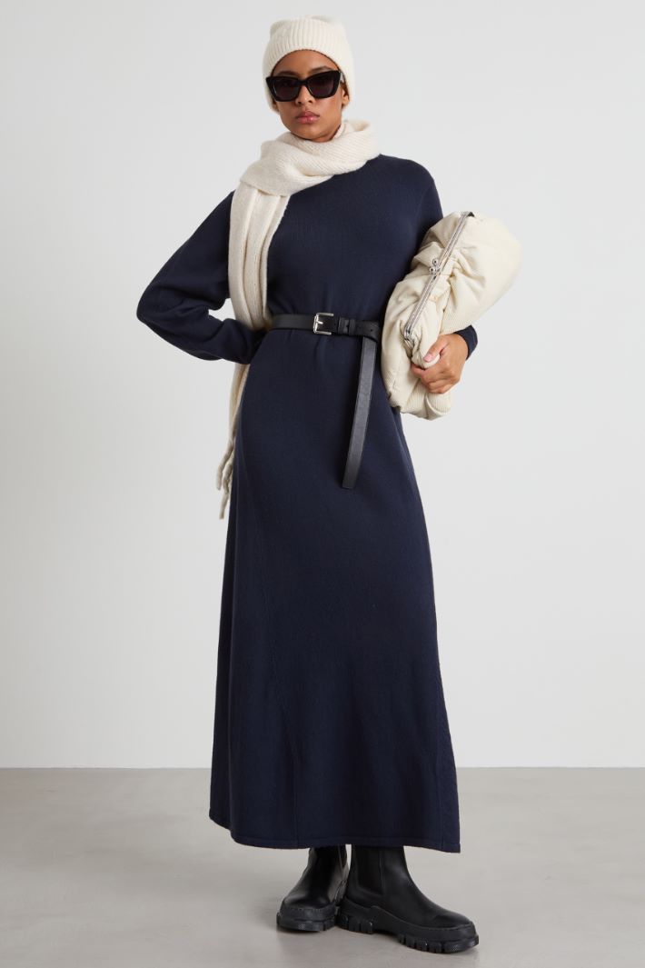 Navy knit maxi dress with black belt, cream chunky scarf, beanie and Chelsea boots