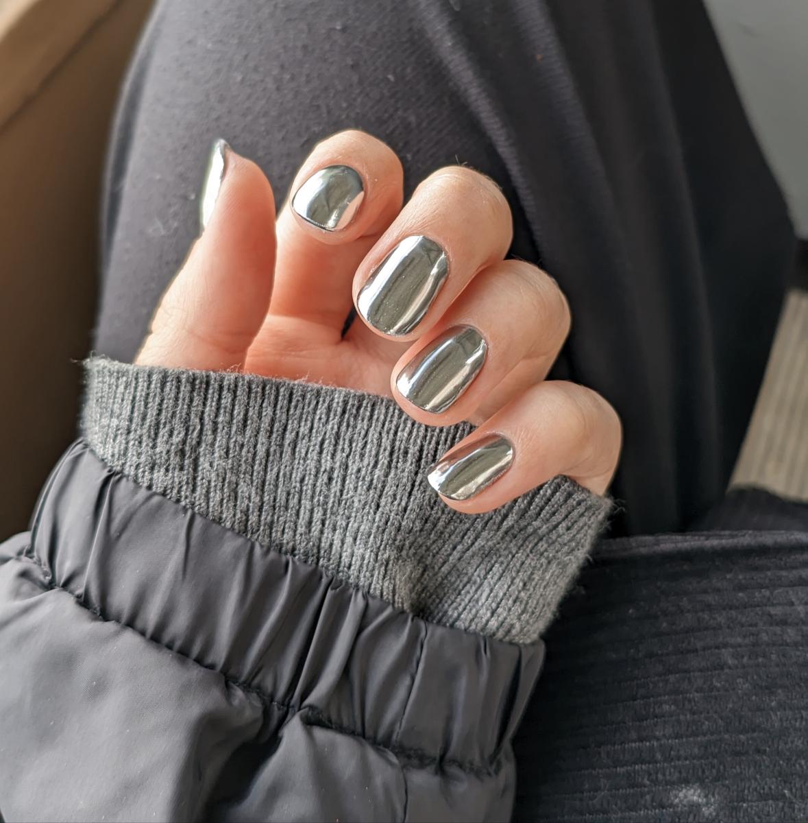 Short round nails with a reflective silver mirror chrome finish