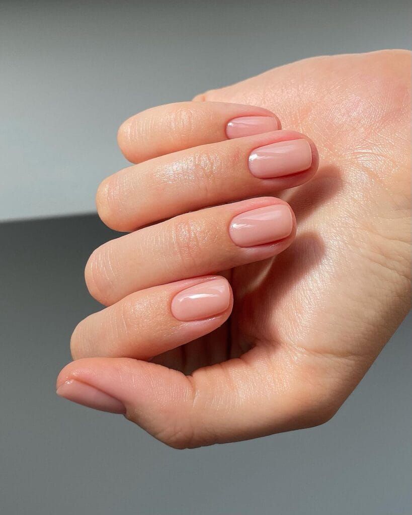 Creamy pink classic manicure