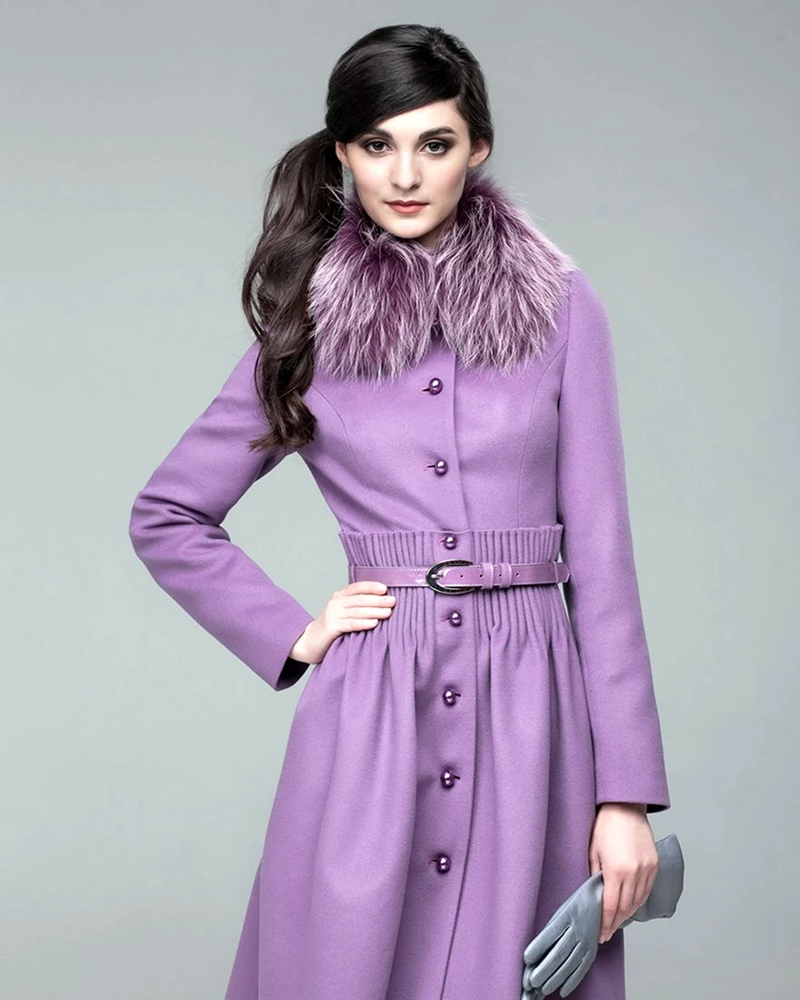 Woman in a lilac wool coat with purple fur collar, patent belt and gray gloves