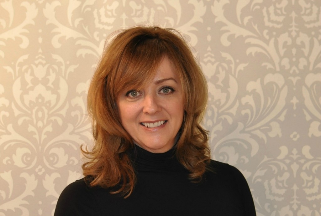 Bouncy blowout with curled layers and volume at the crown