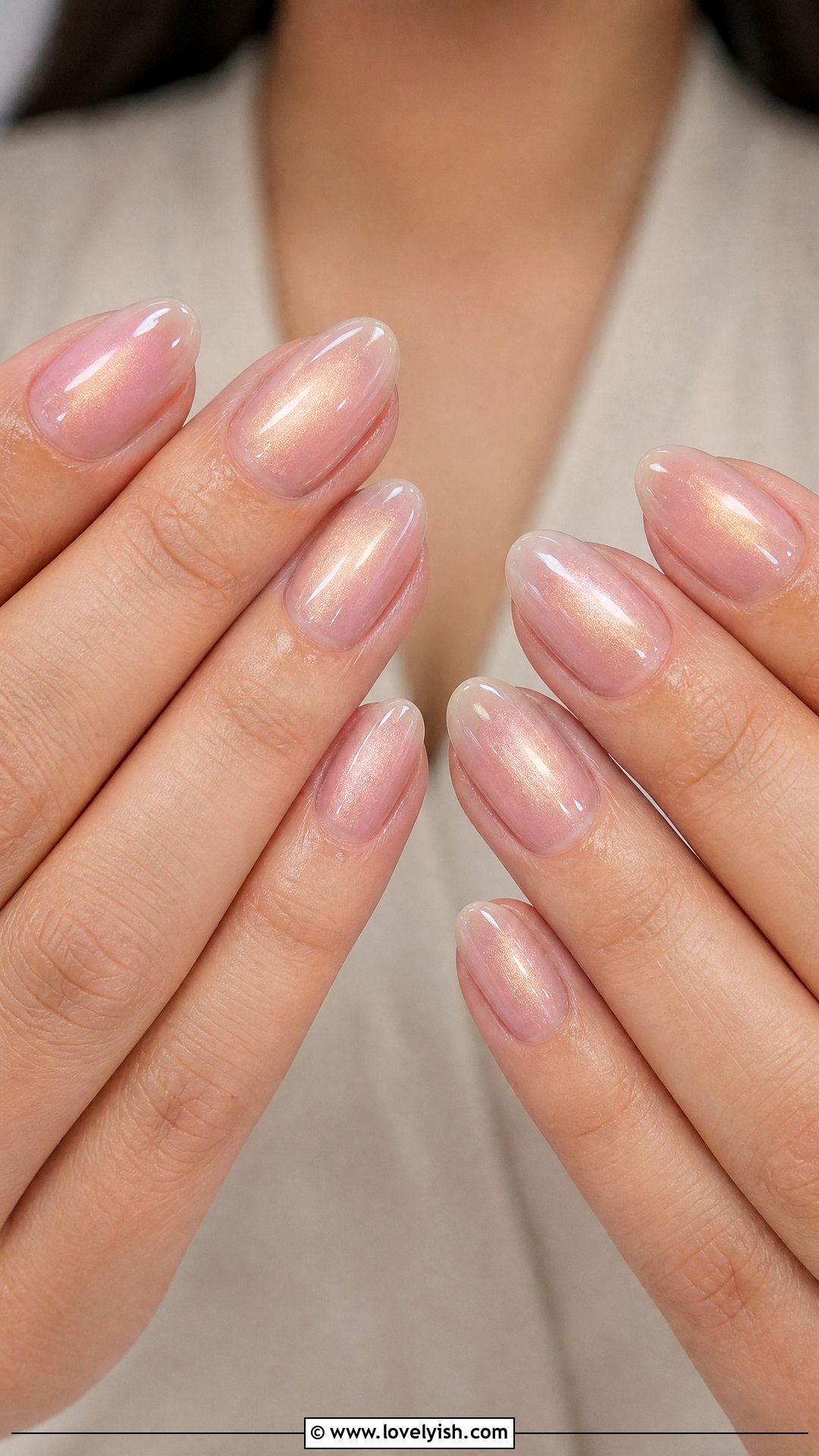 Rosy Champagne: a rosy base washed with champagne shimmer on oval nails