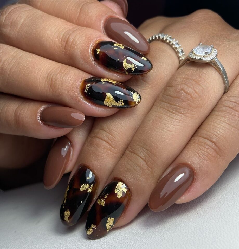 Tortoiseshell brown nails with gold foil and solid chocolate accents