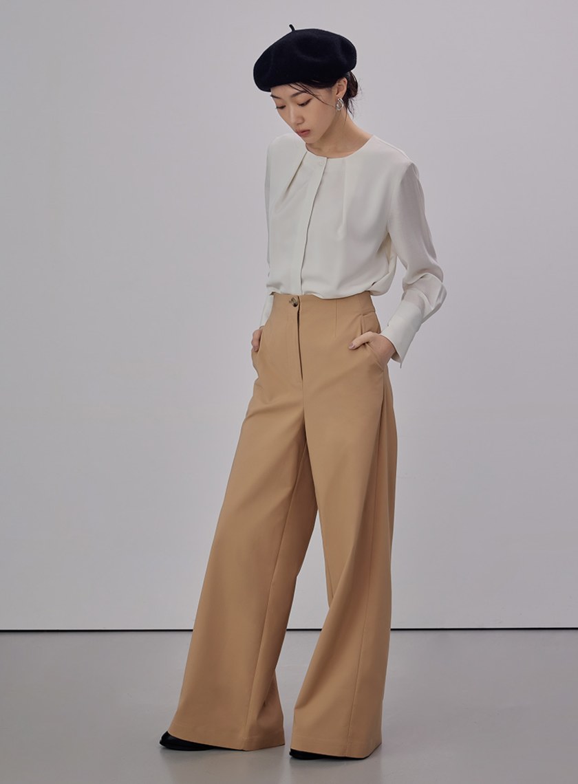 Woman wearing a beret with wide-leg trousers